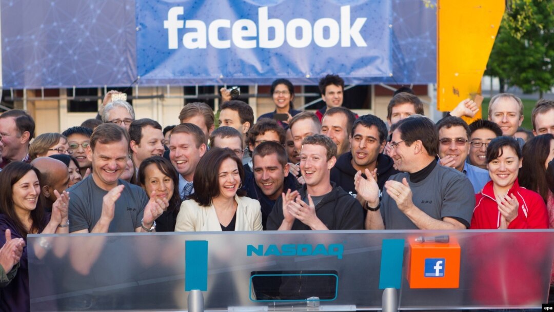 Основатель Facebook Марк Цукерберг (в центре) в момент старта электронных торгов на бирже Nasdaq. Калифорния, США. 18 мая 2012 г