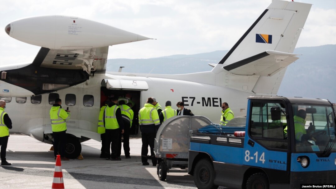 Prve vakcine iz COVAX mehanizma stigle su u BiH u martu 2021. godine na sarajevski aerodrom. 
