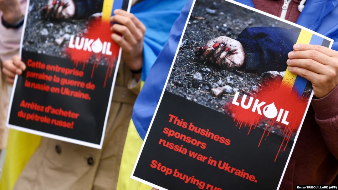 Imagine generică de la protestele internaționale prin care se cerea boicotarea companiei Lukoil pentru că astfel se sponsorizează războiul din Ucraina.
