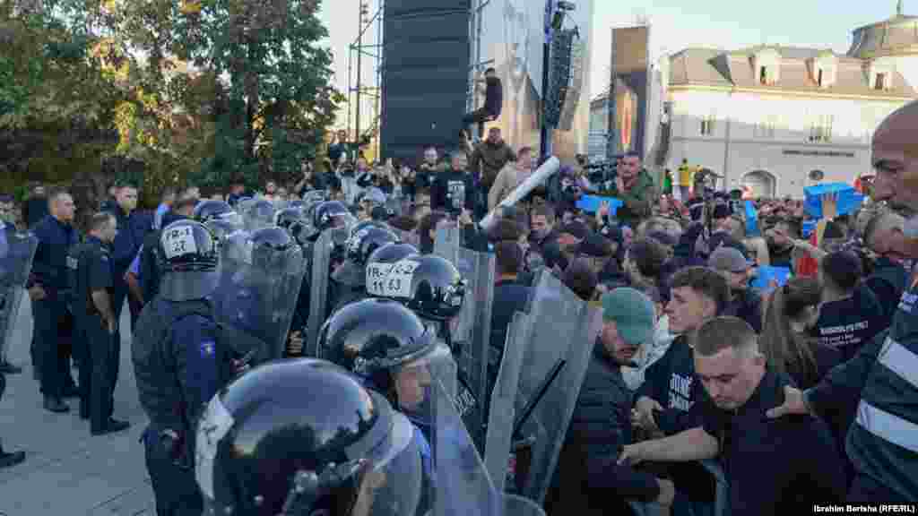 Protestues duke e kaluar kordonin e Policisë për t'u futur në oborrin e Qeverisë së Kosovës në përfundim të protestës.Ata vendosën në derën e ndërtesës qeveritare dosje me uniforma të UÇK-së.