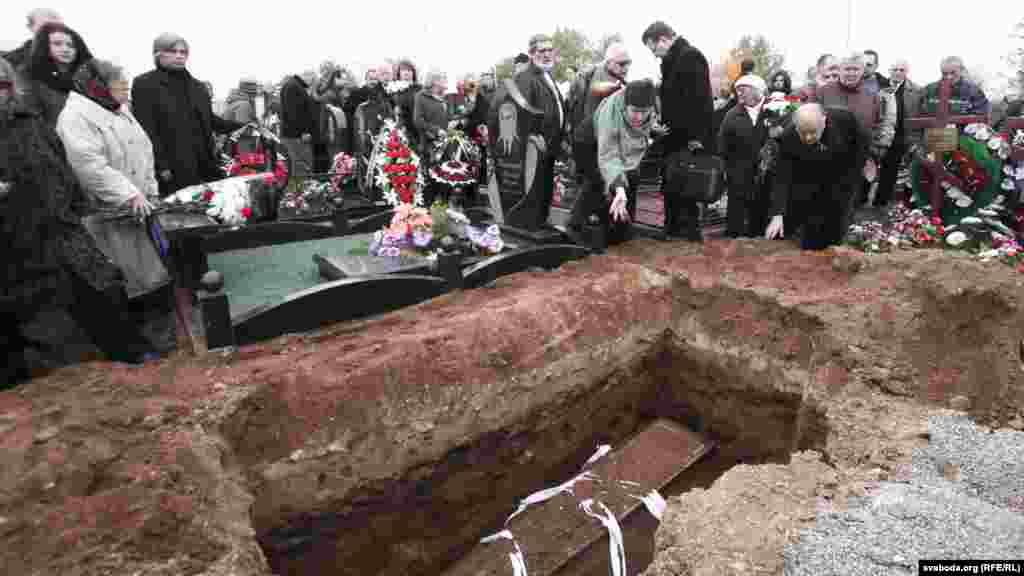 Belarus - funeral of Viktar Ivashkevich, belarusian opposition activist, Minsk, 05Oct2013