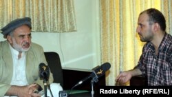(راست به چپ) سید فتح محمد بها خبرنگار رادیو آزادی، محمد انور جگدلک والی قندز