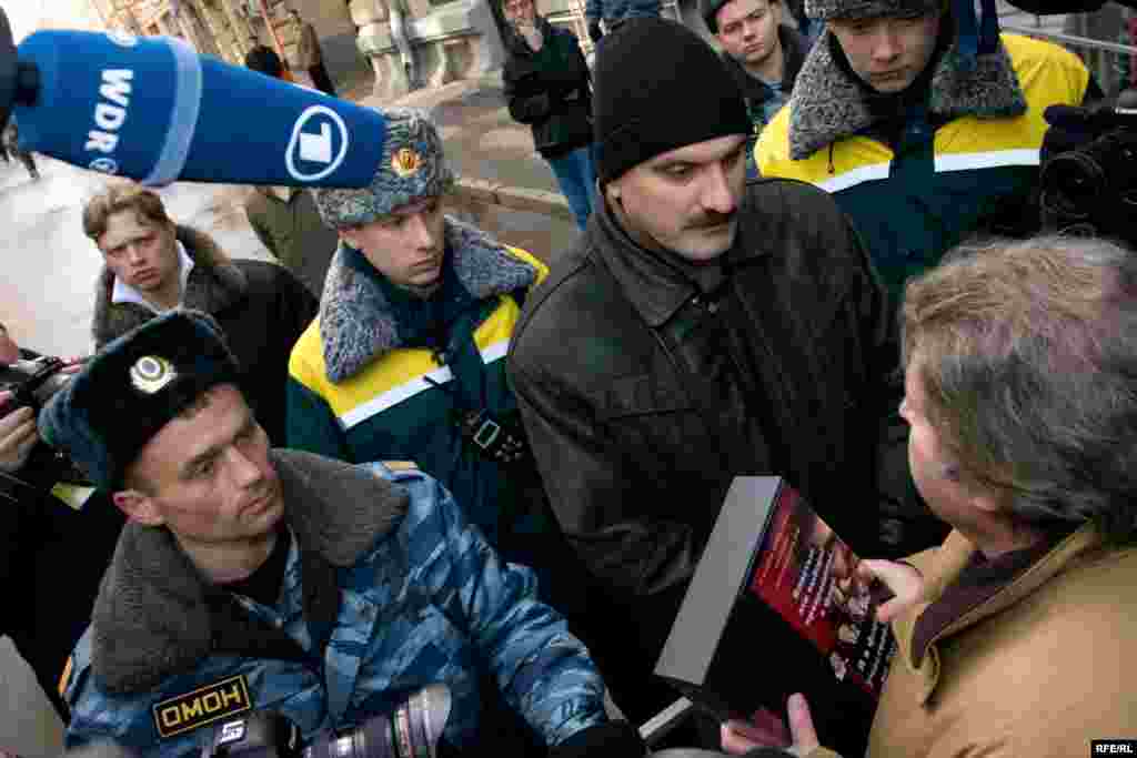 Все подходы к зданию комиссии оказались блокированы силами ОМОНа и ФСО