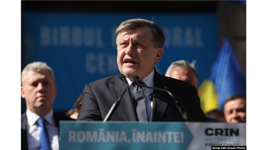 După depunerea candidaturii, Crin Antonescu a ținut un discurs în fața sediului BEC din București.