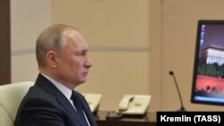 Президент России Владимир Путин во время совещания с главами регионов в формате видеоконференции.