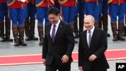 Criticii lui Putin spun că Mongolia a avut o șansă să-l aresteze pe Putin. N-a făcut-o, primindu-l cu onorori militare. 