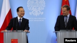 Polish Prime Minister Donald Tusk (right) and his Chinese counterpart, Wen Jiabao, hold a joint press conference in Warsaw on April 25.