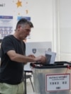 Një burrë duke votuar në zgjedhjet e parakohshme parlamentare të Kosovës, në Prishtinë, 7 qershor 2026.