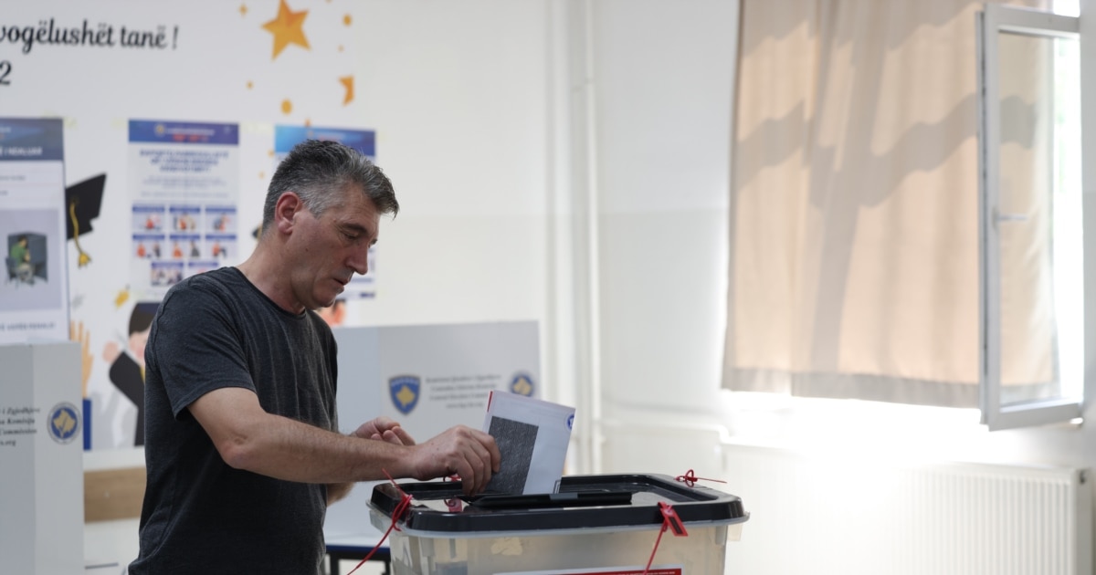 Pjesëmarrja kalon 8  deri në orën 11 00  teksa votimi po vazhdon qetësisht