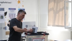 Një burrë duke votuar në zgjedhjet e parakohshme parlamentare të Kosovës, në Prishtinë, 7 qershor 2026.