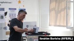Një burrë duke votuar në zgjedhjet e parakohshme parlamentare të Kosovës, në Prishtinë, 7 qershor 2026.