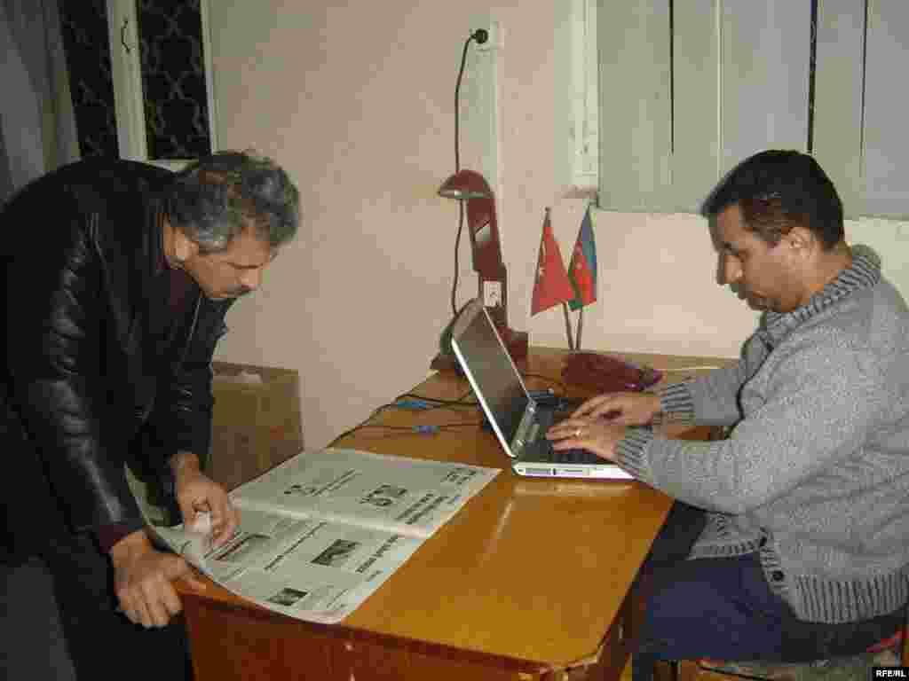 Jurnalistlər kompyuterdə işləmək üçün növbə tuturlar, 29 noyabr 2006 - «Uşaqlar hələ də öyrəşə bilmirlər. «Xəqani-33» hamımız üçün doğma bir ünvana çevrilmişdi. Bu gün bizim üçün qəbul etmək çətindir ki, biz ora bir daha qayıtmayacağıq». Bu, 5 ildən çoxdur ki, imzasını «Azadlıq» qəzetində gördüyümüz jurnalist-Gültəkin Hüseynovadır. Artıq 5 gündür ki, «Azadlıq» qəzetinin əməkdaşları, o cümlədən Gültəkin «Yeni Müsavat» qəzetinin yerləşdiyi binada qonaqdır. Sahəsi təxminən 40 kv.metr olan bir otaq, 4 kompüter və 30 nəfərə yaxın işçi. İndi «Azadlıq» qəzeti hər gün belə bir şəraitdə çapa hazırlanır. Gültəkin deyir ki, redaksiya boşaldılarkən heç onlar əşyalırını yığmağa da vaxt verməyiblər: «Münasibət olduqca pis idi. Sanki elə bir adadaydıq ki, orada polislər özümüzünkülər deyildi. Hesab edirəm ki, ən pis halda bir neçə saat vaxt verə bilərdilər ki, əşyalarımızı toplayaq».