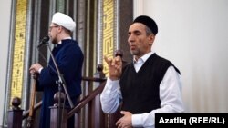 Әһдәм Юмагулов ишетмәүчеләргә җомга вәгазен тәрҗемә итә