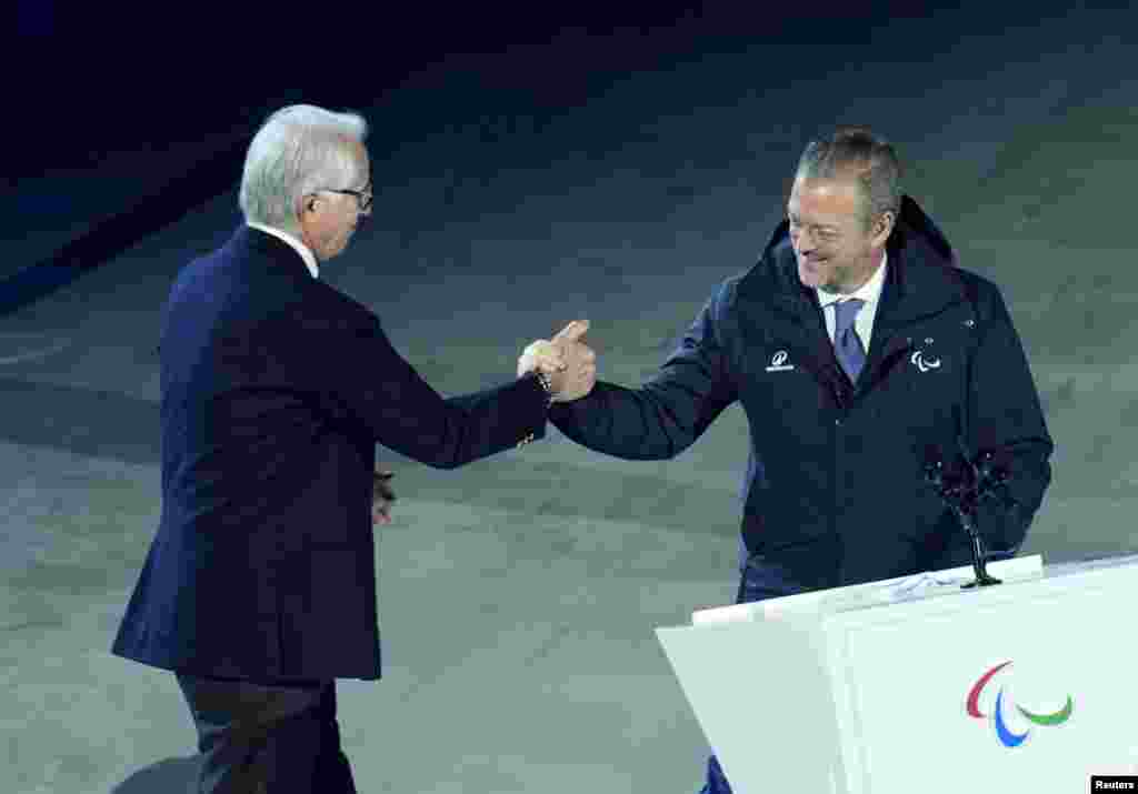 «У сьвеце, дзе некаторыя краіны больш вядомыя па імёнах сваіх лідэраў, я аддаю перавагу ведаць краіны па імёнах іх спартоўцаў», – дадаў Эндру Парсанс, перш, чым прэзыдэнт Італіі Серджа Матарэля абвясьціў гульні адкрытымі.«Тут адрозьненьні – не прычыны для падзелу, а крыніцы сілы», – сказаў прэзыдэнт МПК.