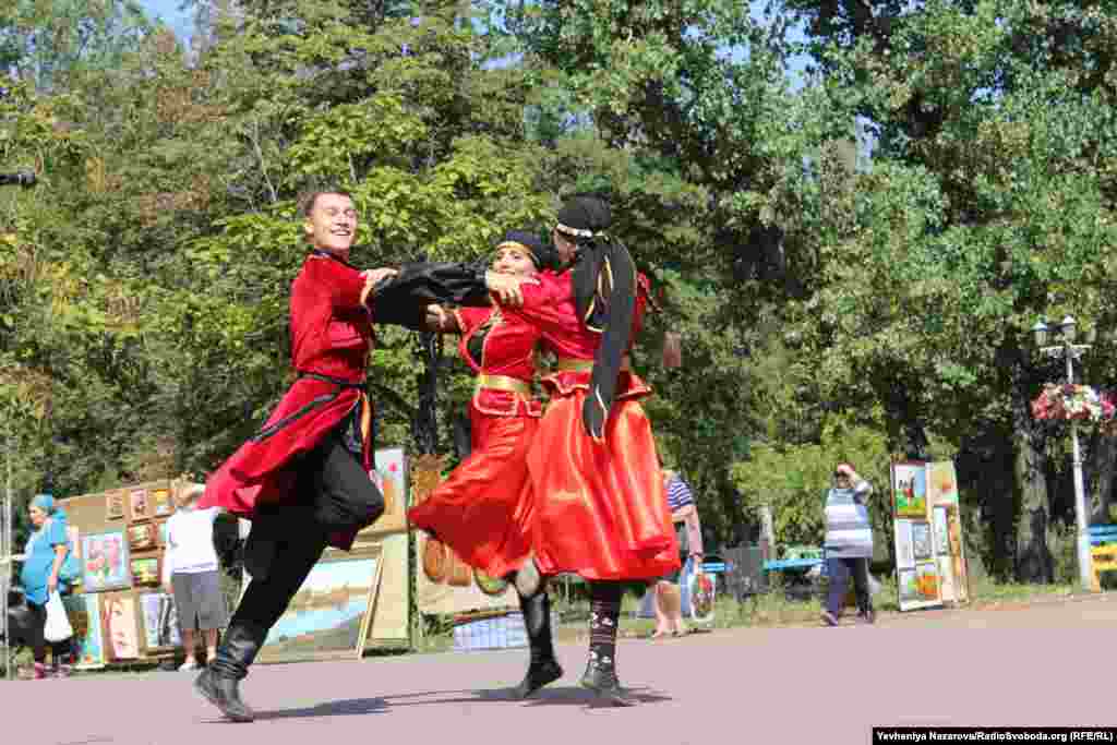 Гості з Мелітополя, колектив &laquo;Гюзель Крим&raquo;, дивували запоріжців красою татарських танців.&nbsp;Танцювали на Сабантуї і традиційний український гопак