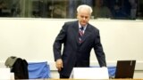 Slobodan Milošević u sudnici Tribunala u Hagu, avgust 2004.