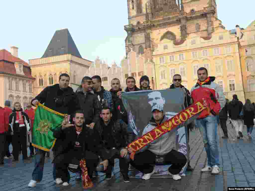 Crnogorski navijači danas u Pragu, 11.11.2011. Foto: RSE / Savo Prelević