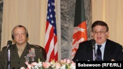 د افغانستان د دفاع وزیر جنرال عبدالرحیم وردک او په افغانستان کې د ناټو او امریکايي ځواکونو عمومي قومندان جنران جان الن