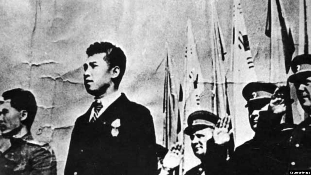 Ким Ир Сен и советские советники. Позже с этой фотографии, хранящейся в Музее революции в Пхеньяне, исчезли и советники, и флаги, напоминающие современные флаги Южной Кореи, и даже советский орден Трудового Красного Знамени