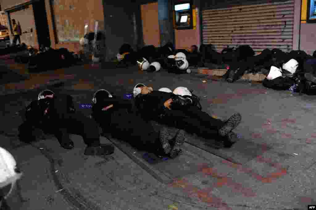 Specijalne policijske snage odmaraju nakon sukoba sa demonstrantima, trg Taksim, Istanbul, 13. juni 2013. Foto: AFP / Bulent Kilic