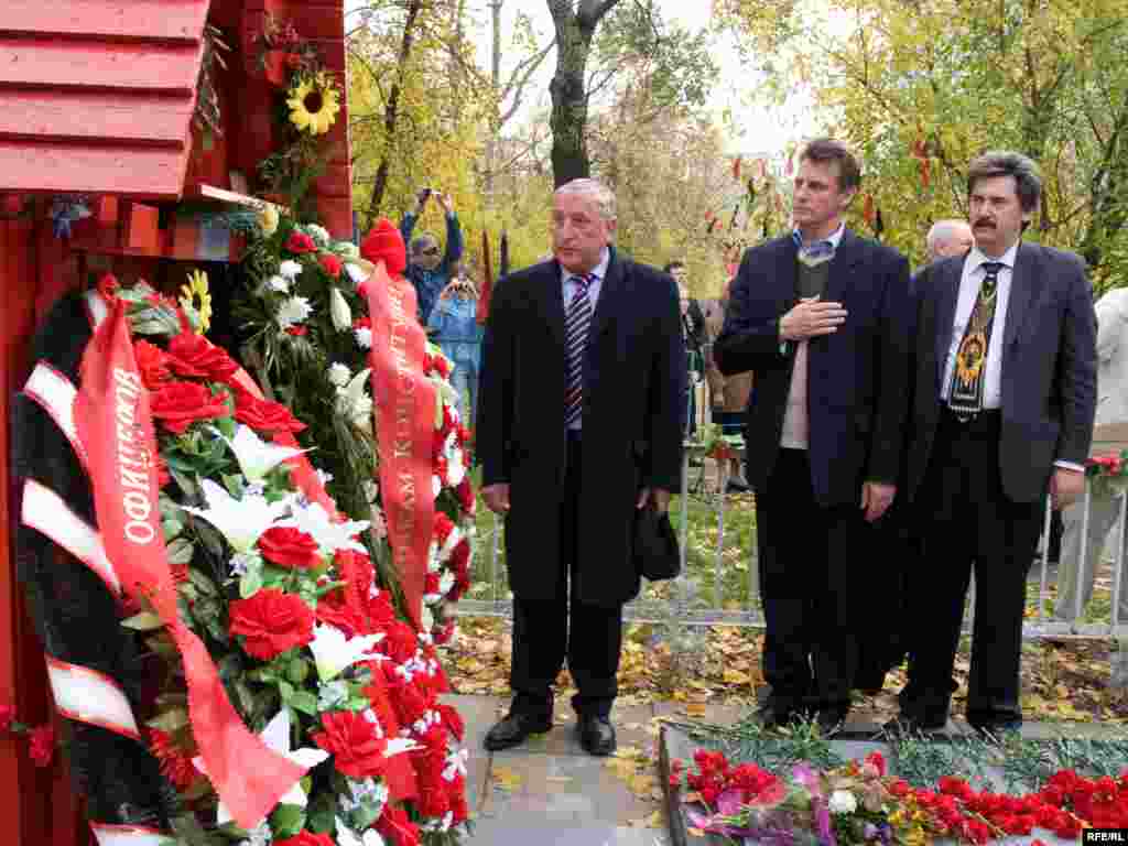 Участники марша возложили цветы у памятного креста Жертвам октябрьских событий 1993 года.