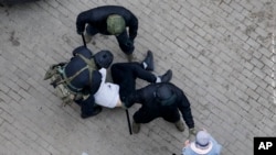Три милиционера задерживают протестующего в Минске, 15 ноября 2020