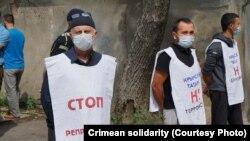 Rostov-na-Donu mahkemesiniñ binası ögünde flashmob, 2021 senesi avgustnıñ 16-sı