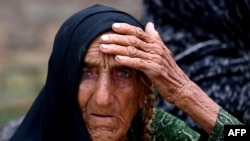یوه افغانه ښځه چې له پاکستانه وطن ته روانه ده - د ارشیف انځور 