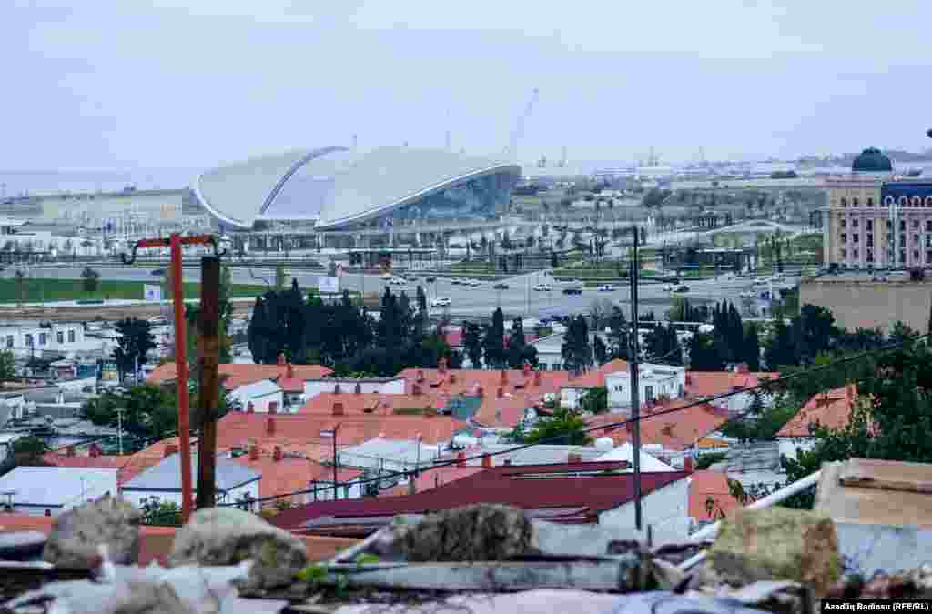 Bayılın hündür yerlərindən baxanda Xəzərətrafı tikililərin şəhərin giriş görüntüsünü necə dəyişdiyini daha aydın görmək olar. &nbsp; 
