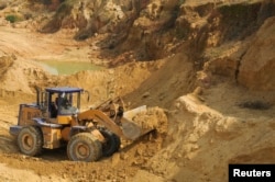 Un muncitor la o mină de pământuri rare din Nancheng, provincia Jiangxi, China