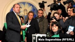 Георгій Маргвелашвілі на выбарчым участку