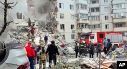 Zjarrfikësit duke punuar në vendin e ngjarjes së një ndërtese të shembur pjesërisht në Belgorod, Rusi, 12 maj 2024.