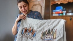 Эльмира Абдурахманова показывает одну из своих вышивок