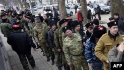 Voluntari pro-ruși în fața clădirii Parlamentului de la Simferopol, Crimeea, 6 martie 2014.