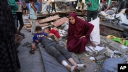 Palestinci na ruševinama škole koju su raseljeni stanovnici koristili kao sklonište, a koja je pogođena izraelskim vojnim napadom u kojem je poginulo najmanje 36 ljudi u gradu Gazi, 26. maja 2025.