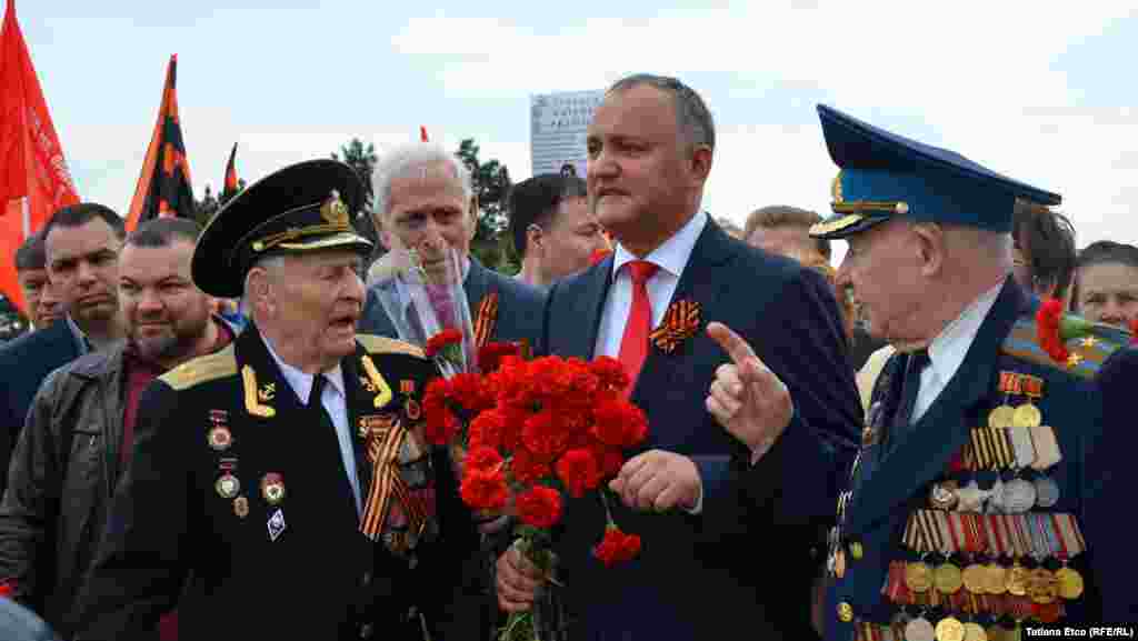 Preşedintele Partidului Socialiştilor, Igor Dodon (centru).