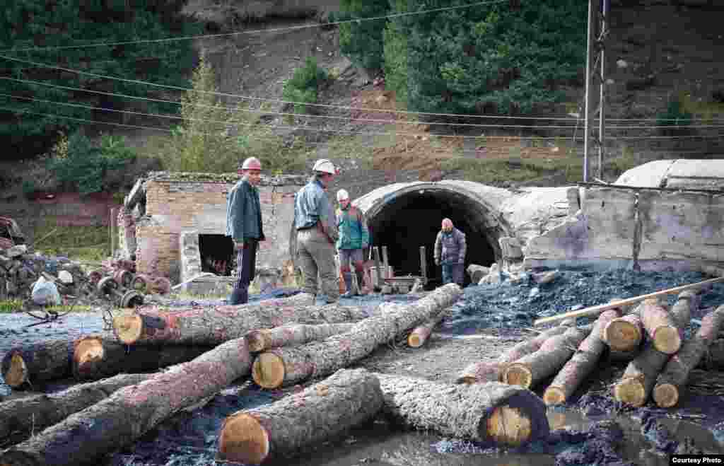 На шахте работают жители местного села Жыргалан.