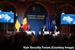Зліва направо: заступниця генсекретаря НАТО Радміла Шекеринська, віцепрезидентка Єврокомісії Генна Вірккунен та віцепрем’єр з євроінтеграції України Всеволод Ченцов під час панельної дискусії на Київському безпековому форумі. Брюссель, 28 жовтня 2026 року