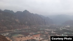 جریان استخراج معادن طلا در منطقۀ آویز ولسوالی شهربزرگ ولایت بدخشان