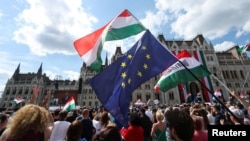 Suporteri ai Tisza și ai noului guvern maghiar , fluturând steagurile Ungariei și UE în fața parlamentului de la Budapesta, pe 9 mai 2026