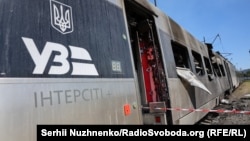 Наслідки одного з попередніх ударів по поїздах «Укрзалізниці», фото ілюстративне