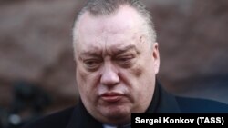 Federation Council member Vadim Tyulpanov lays flowers in memory of the St. Petersburg subway-blast victims at the entrance to the station in St. Petersburg on April 4.