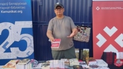 Севярын Квяткоўскі падчас прэзэнтацыі сваёй кнігі «Мы ідзём на Марш!», Познань, Польшча