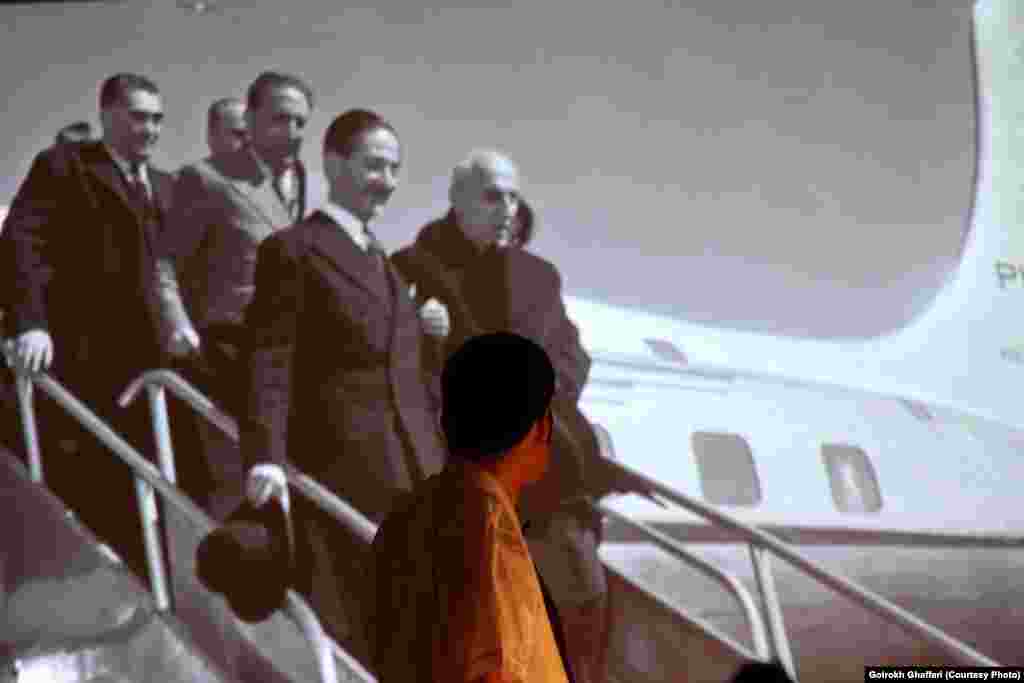 در نمایشنامه، ساعات آخرِ نخست وزیری مصدق توسطِ تلفنچی او "خشنودیان" روایت می شد. 