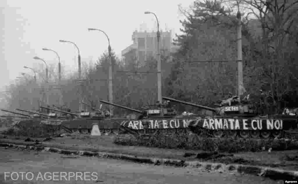 București, decembrie 1989. După incidentele sângeroase din 23-24 decembrie, Ministerul Apărării aflat în cartierul Drumul Taberei a fost protejat multe zile de tancuri.&nbsp;