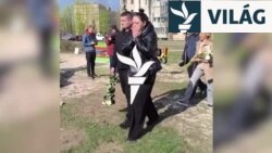 Virágokkal, plüssökkel gyászolták meg az orosz támadás áldozatait az ukrajnai Krivij Rih városában