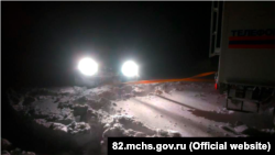 Автомобиль, застрявший в снежном заносе на крымской трассе, 13 февраля 2021 года