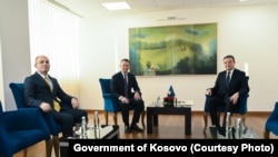 Kryeministri në detyrë i Kosovës, Albin Kurti, ish-ministri i Bujqësisë, Faton Peci, dhe ministri i sapoemëruar në detyrë i Bujqësisë, Imri Demelezi. 