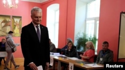 Lithuanian President Gitanas Nauseda votes in the first round of the presidential election on May 12. 