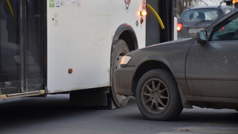 В Севастополе на центральной площади автомобиль столкнулся с автобусом (+фото)